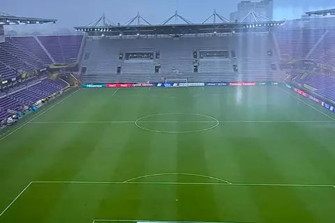 بعد توقف ساعتين.. ماذا تقول لائحة فيفا عن مصير مباراة بنفيكا وأوكلاند سيتي؟